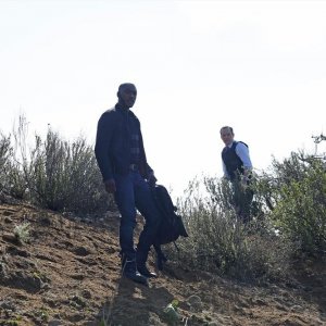Agents of S.H.I.E.L.D.: Clark Gregg con B.J. Britt in un momento dell'episodio Beginning of the End