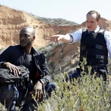 Agents of S.H.I.E.L.D.: B.J. Britt e Clark Gregg in una scena dell'episodio Beginning of the End