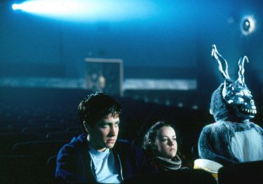 Jake Gyllenhaal, Jena Malone e lo spaventoso coniglio Frank in una scena di Donnie Darko