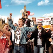 Pride: George MacKay con Joseph Gilgun in una scena del film