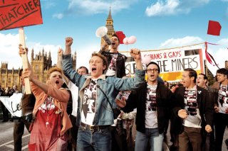 Pride: George MacKay con Joseph Gilgun in una scena del film