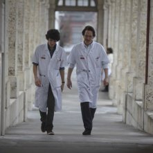 Hippocrate: Vincent Lacoste con Reda Kateb in una scena del film