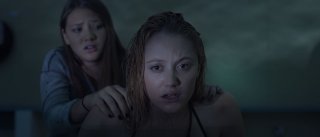 It Follows: Maika Monroe con Lili Sepe in una scena dell'horror