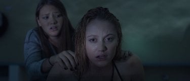 It Follows:  Maika Monroe con Lili Sepe in una scena dell'horror