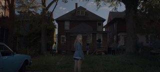 It Follows: Maika Monroe in una inquietante scena del film
