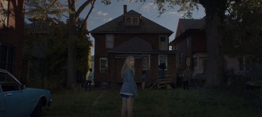 It Follows:  Maika Monroe in una inquietante scena del film