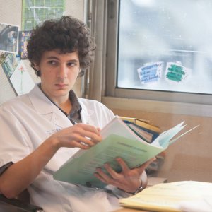 Hippocrate: Vincent Lacoste in una scena del film