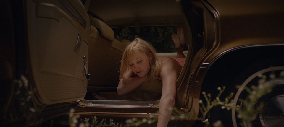 It Follows: Maika Monroe in un momento del film horror