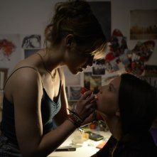 Breathe: Lou de Laâge insieme a Joséphine Japy in una scena