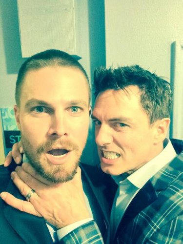 Una foto scherzosa tra Stephen Amell e John Barrowman dal set di Arrow, postata dallo stesso Amell sul suo Twitter