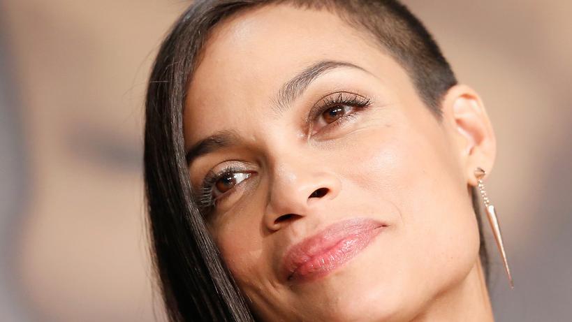 Il sorriso di Rosario Dawson