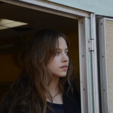 Breathe: Lou de Laâge in una scena