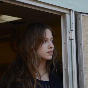 Breathe: Lou de Laâge in una scena