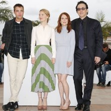 Maps to the Stars: Julianne Moore con Mia Wasikowska, Robert Pattinson e John Cusack durante il photocall a Cannes 2014