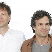Foxcatcher: il regista Bennett Miller con Mark Ruffalo durante il photocall di Cannes 2014