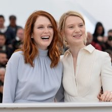 Maps to the Stars: Julianne Moore con Mia Wasikowska posano sorridenti durante il photocall a Cannes 2014