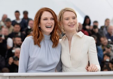 Maps to the Stars: Julianne Moore con Mia Wasikowska posano sorridenti durante il photocall a Cannes 2014