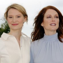Maps to the Stars: Julianne Moore e Mia Wasikowska posano sorridenti durante il photocall a Cannes 2014