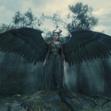 Maleficent: Angelina Jolie spalanca le ali del male in una scena del film