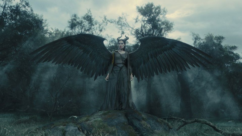 Maleficent: Angelina Jolie spalanca le ali del male in una scena del film