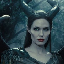 Maleficent: lo sguardo intenso e 'malefico' di Angelina Jolie in una scena del film