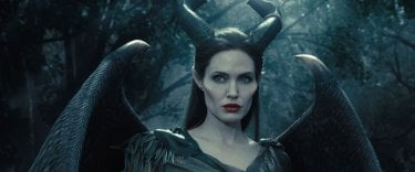 Maleficent: lo sguardo intenso e 'malefico' di Angelina Jolie in una scena del film