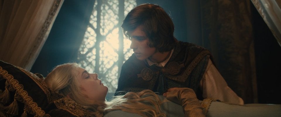 Maleficent: Elle Fanning in una scena con  Brenton Thwaites