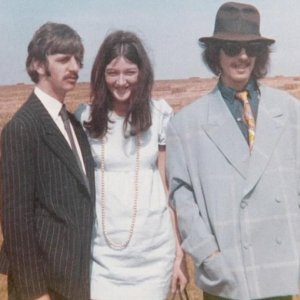 La segretaria dei Beatles: Freda Kelly con Ringo Starr e George Harrison in una scena del documentario