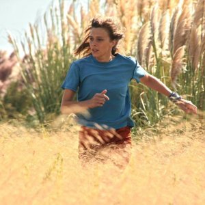 Géronimo:  Céline Sallette corre in un prato in una scena del film