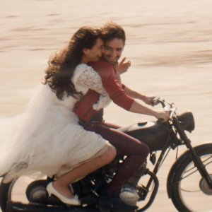 Géronimo: Nailia Harzoune e David Murgia in fuga per amore in una scena del film