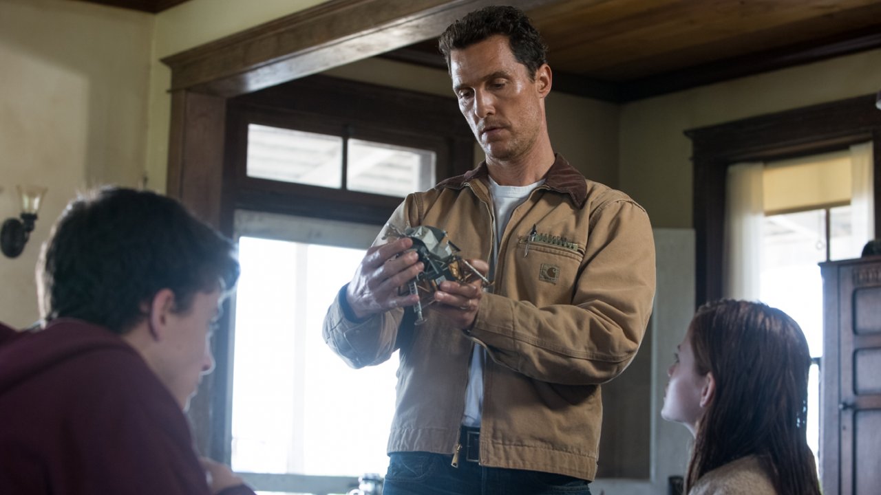 Matthew McConaughey con Timothée Chalamet in una scena di Interstellar