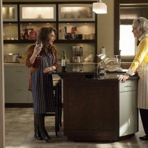The Good Wife: Stockard Channing e Mary Beth Peil nell'episodio A Weird Year
