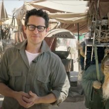 Star Wars: Episode VII - La prima immagine di J.J. Abrams sul set di Abu Dhabi