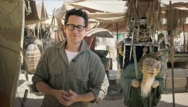 Star Wars: Episode VII - La prima immagine di J.J. Abrams sul set di Abu Dhabi