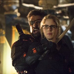 Arrow: Emily Bett Rickards con Manu Bennett nell'episodio Unthinkable