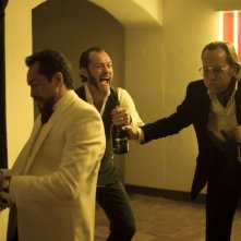 Dom Hemingway: Jude Law con Richard E. Grant in una divertita scena 