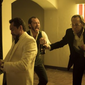 Dom Hemingway: Jude Law con Richard E. Grant in una divertita scena 