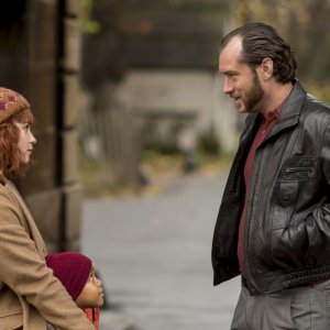 Dom Hemingway: Jude Law in una scena con Jordan A. Nash e Emilia Clarke 