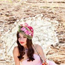 Pane e burlesque: Sabrina Impacciatore nei panni di Mimì La Petite in una foto promozionale