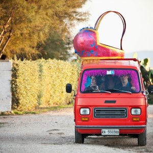 Pane e burlesque: Sabrina Impacciatore insieme a Marco Bonini in una scena del film