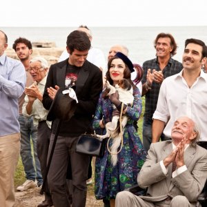 Pane e burlesque: Edoardo Leo con Sabrina Impacciatore e Marco Bonini in una scena del film