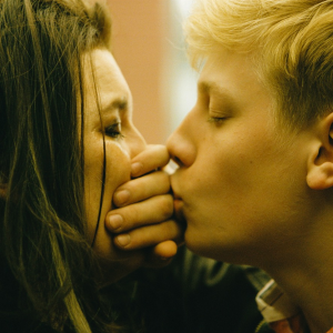 Antoine-Olivier Pilon e Anne Dorval in una scena del film Mommy