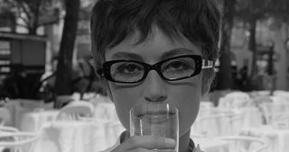 Anouk Aimee in una scena di 8½