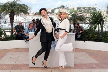 Clouds of Sils Maria: Juliette Binoche e Chloe Morets giocano coi fotografi a Cannes 2014