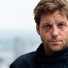 The Smoke: Jamie Bamber in un momento del terzo episodio della prima stagione
