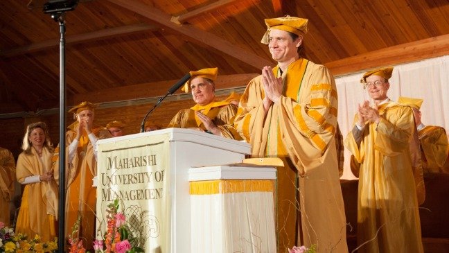 Jim Carrey durante il discorso di ringraziamento per la laurea honoris causa nel 2014