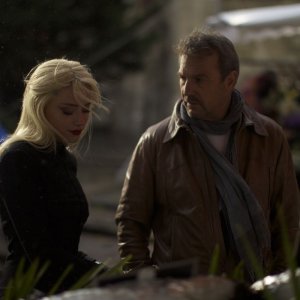 3 Days to Kill: Amber Heard con Kevin Costner in una scena del film