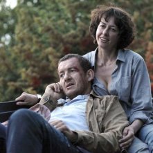 Valérie Bonneton insieme a Dany Boon in una scena di Tutta colpa del vulcano