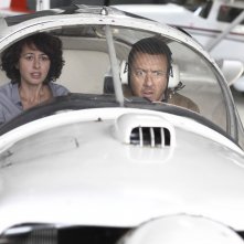 Tutta colpa del vulcano: Valérie Bonneton e Dany Boon si preparano al decollo in una scena del film