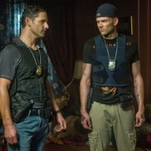 Liberaci dal male: Eric Bana con Joel McHale in una scena del thriller demoniaco